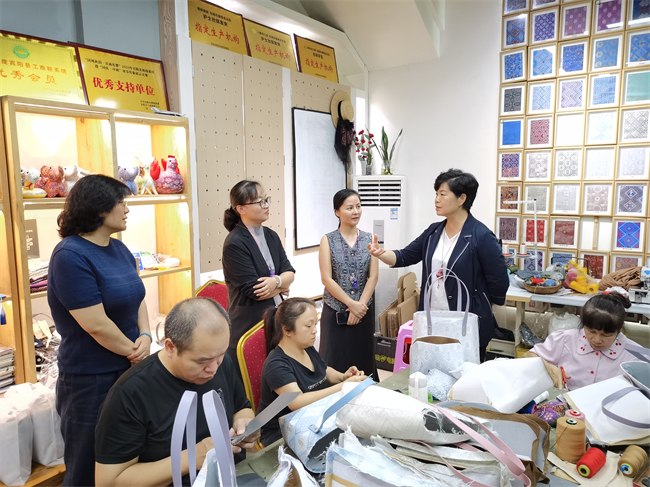 图为调研组在阳光助残基地调研